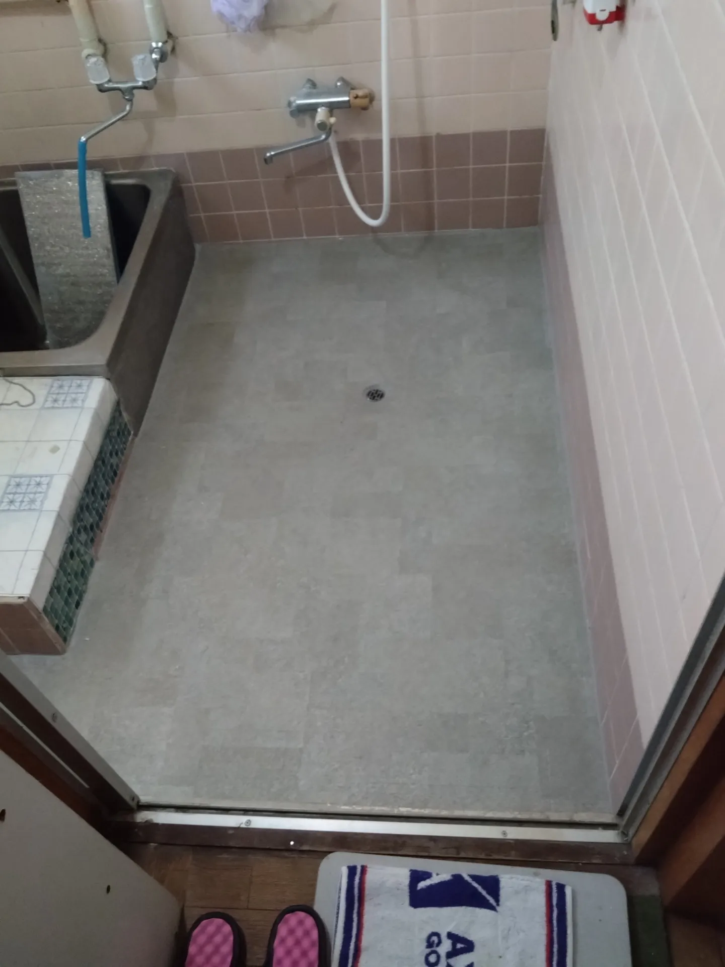 バスナリアルデザイン（グレー）施工後、床だけでも施工いたします。